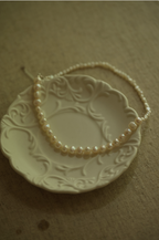 Asymmetric Elizabeth pearl necklace with two pearl sizes — Winding Moonlight