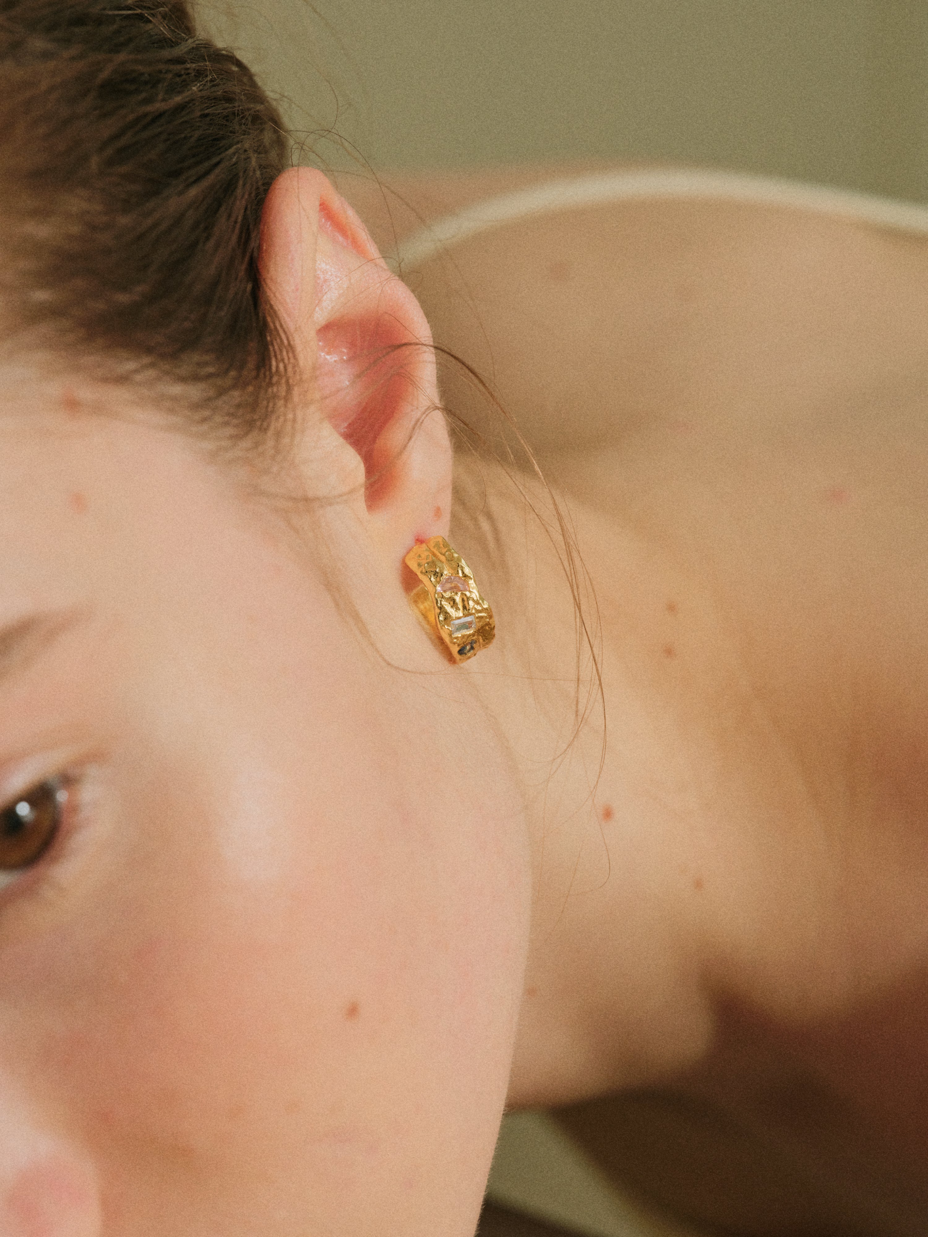 Vintage-texture heart sticker stud earrings — Winding Moonlight
